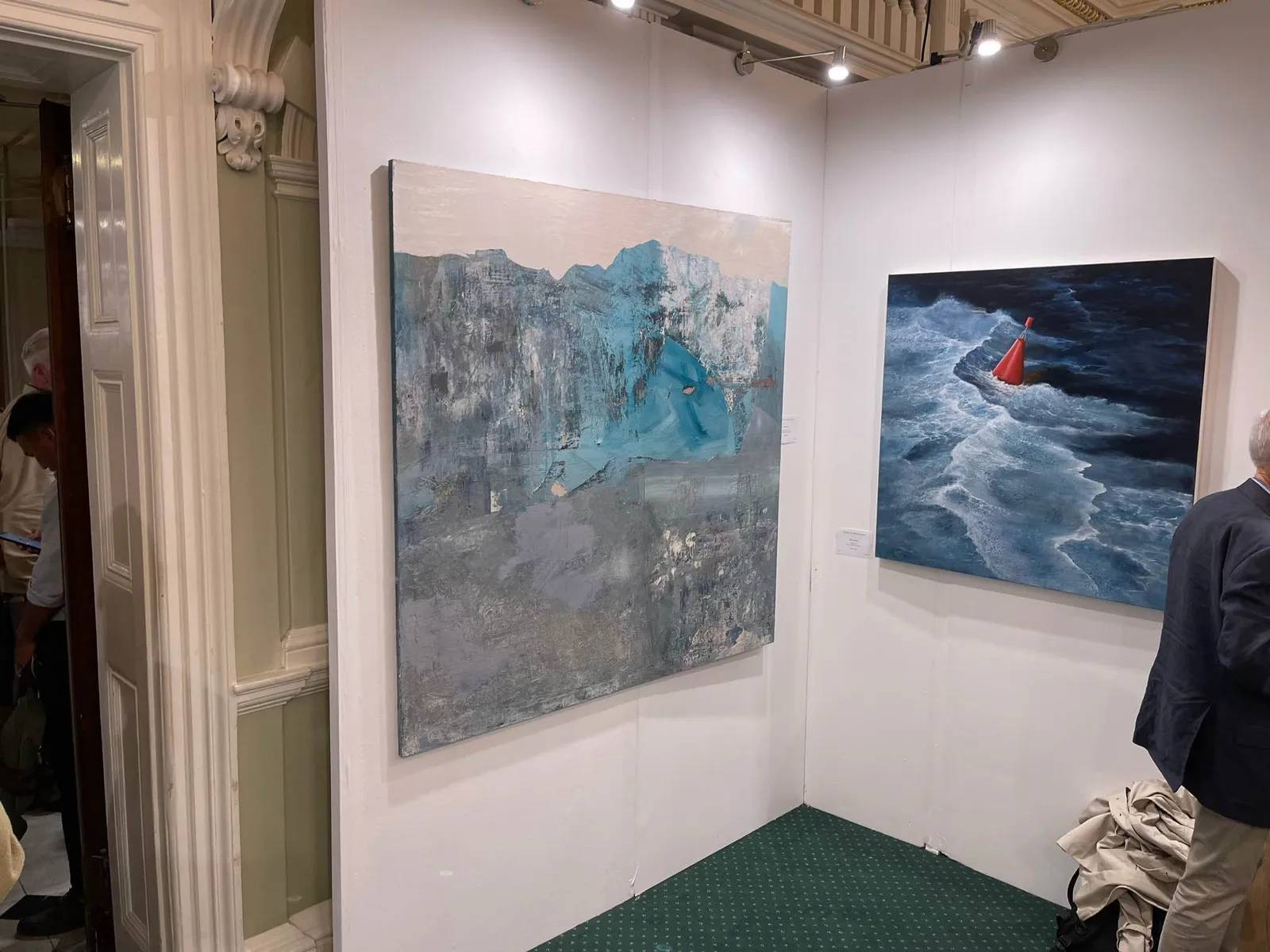 Blue Deviation Issue instalată în colțul expozițional de la London Art Biennale 2023, alături de o lucrare marină semnată de un alt artist selectat