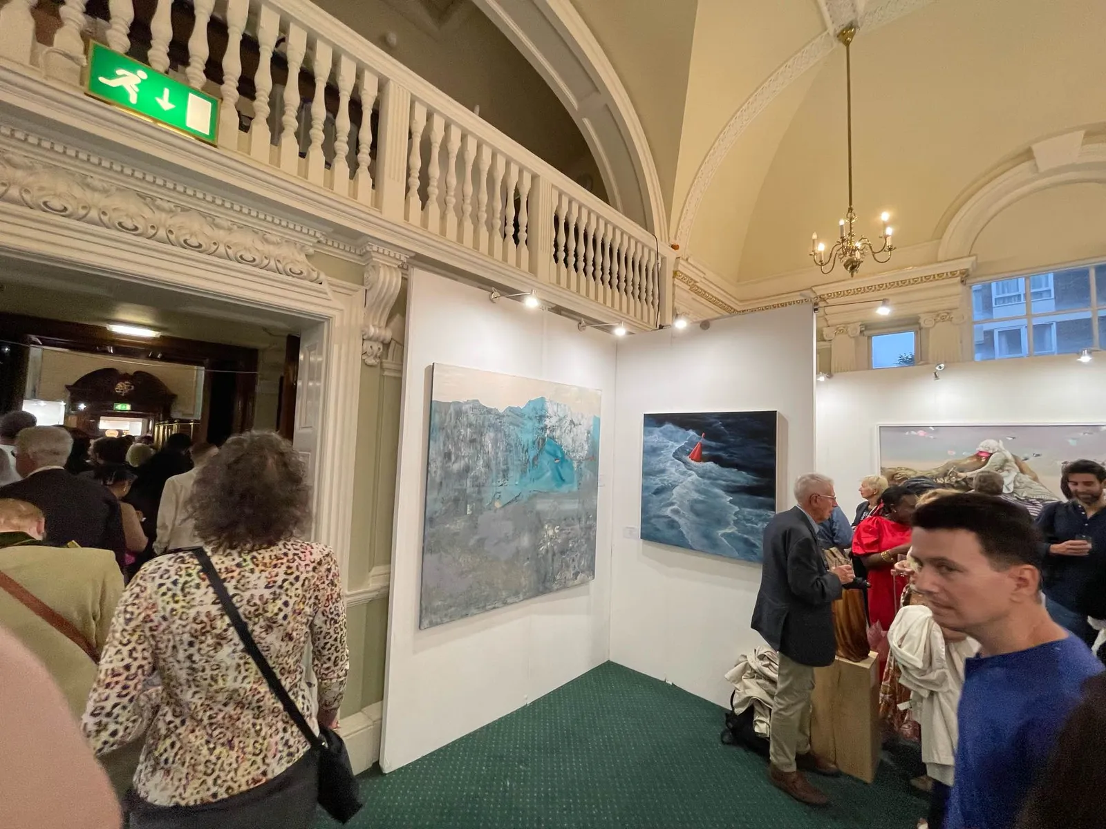 Seara vernisajului London Art Biennale 2023, în interiorul sălii istorice de la Chelsea Old Town Hall