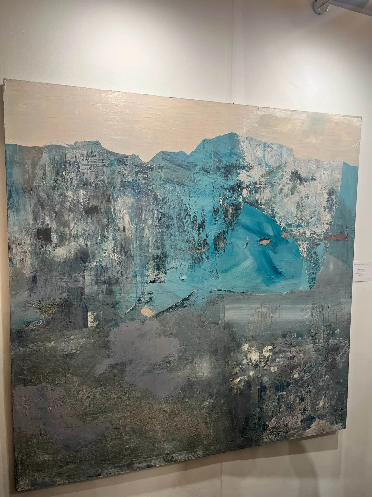 Detaliu în plan aproape al lucrării Blue Deviation Issue pe simeză, la Chelsea Old Town Hall, în timpul London Art Biennale 2023