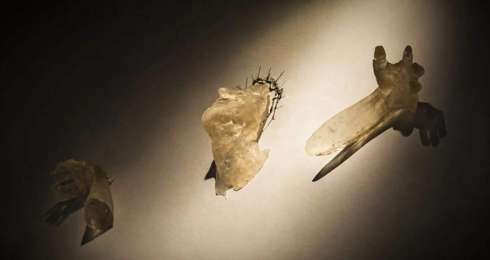 Cap din rășină translucidă cu coroană de spini din sârmă și două mâini, montate pe perete — Metha-Lan, AnnArt Gallery, București, Adrian Dică, 2014