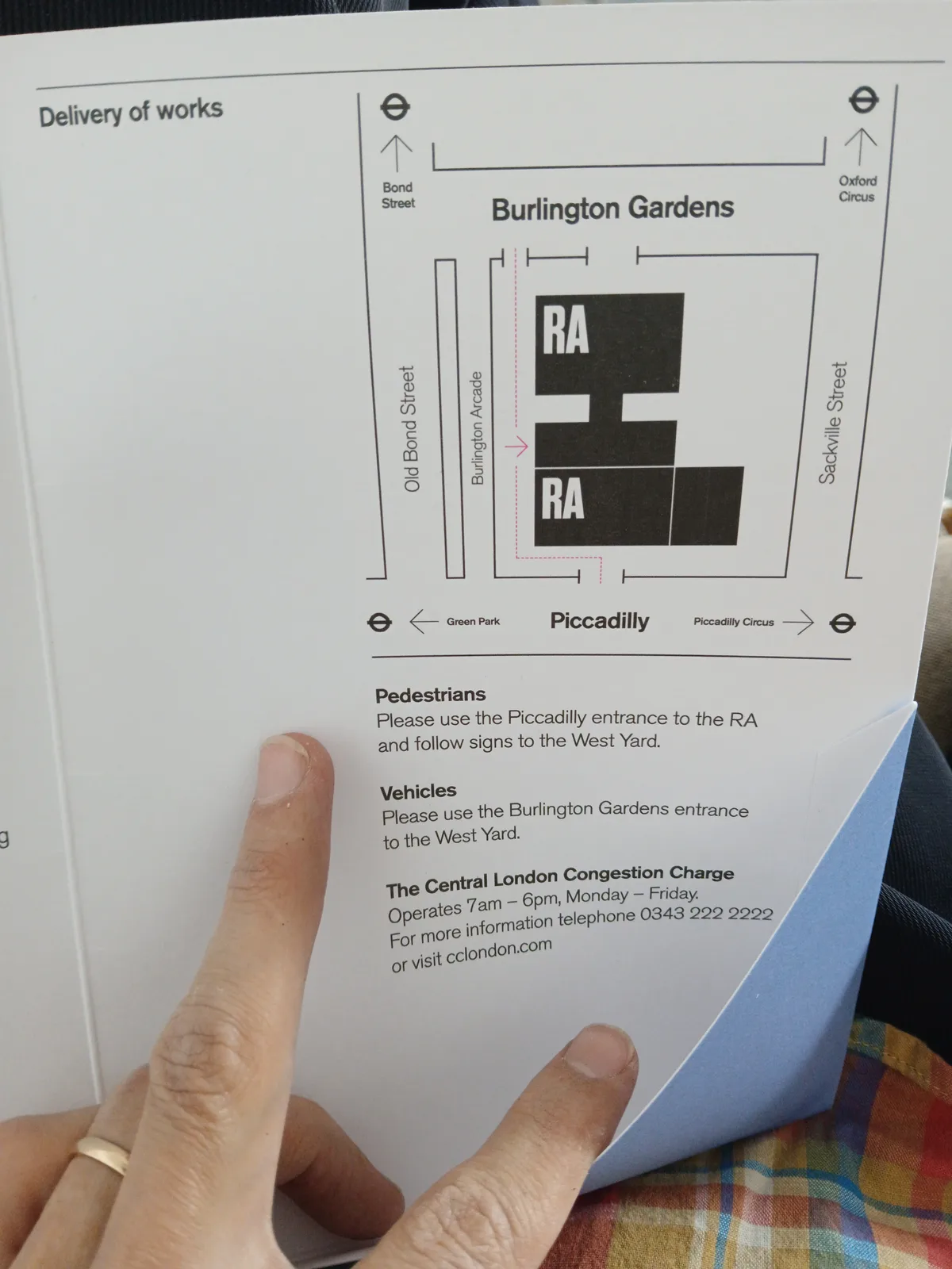 Instrucțiunile oficiale de predare a lucrărilor la Royal Academy Summer Exhibition 2024, cu harta zonei Burlington Gardens din Londra și indicațiile pentru intrarea pietonală și auto în West Yard