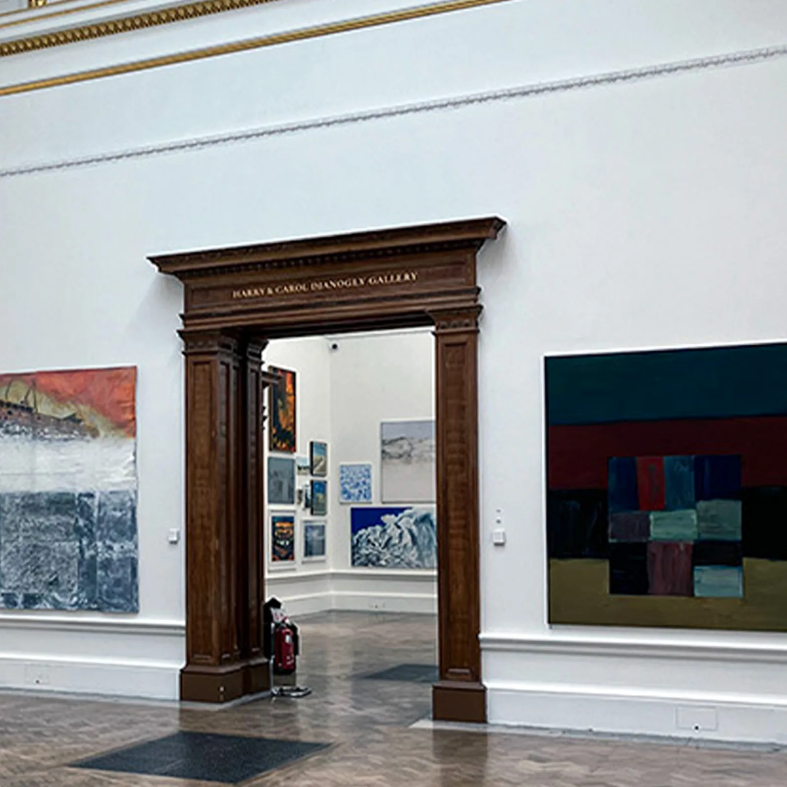 Intrarea din lemn masiv către Harry and Carol Sisanogly Gallery de la Royal Academy of Arts, Londra, una dintre sălile istorice prin care trec artiștii expozanți la Summer Exhibition 2024