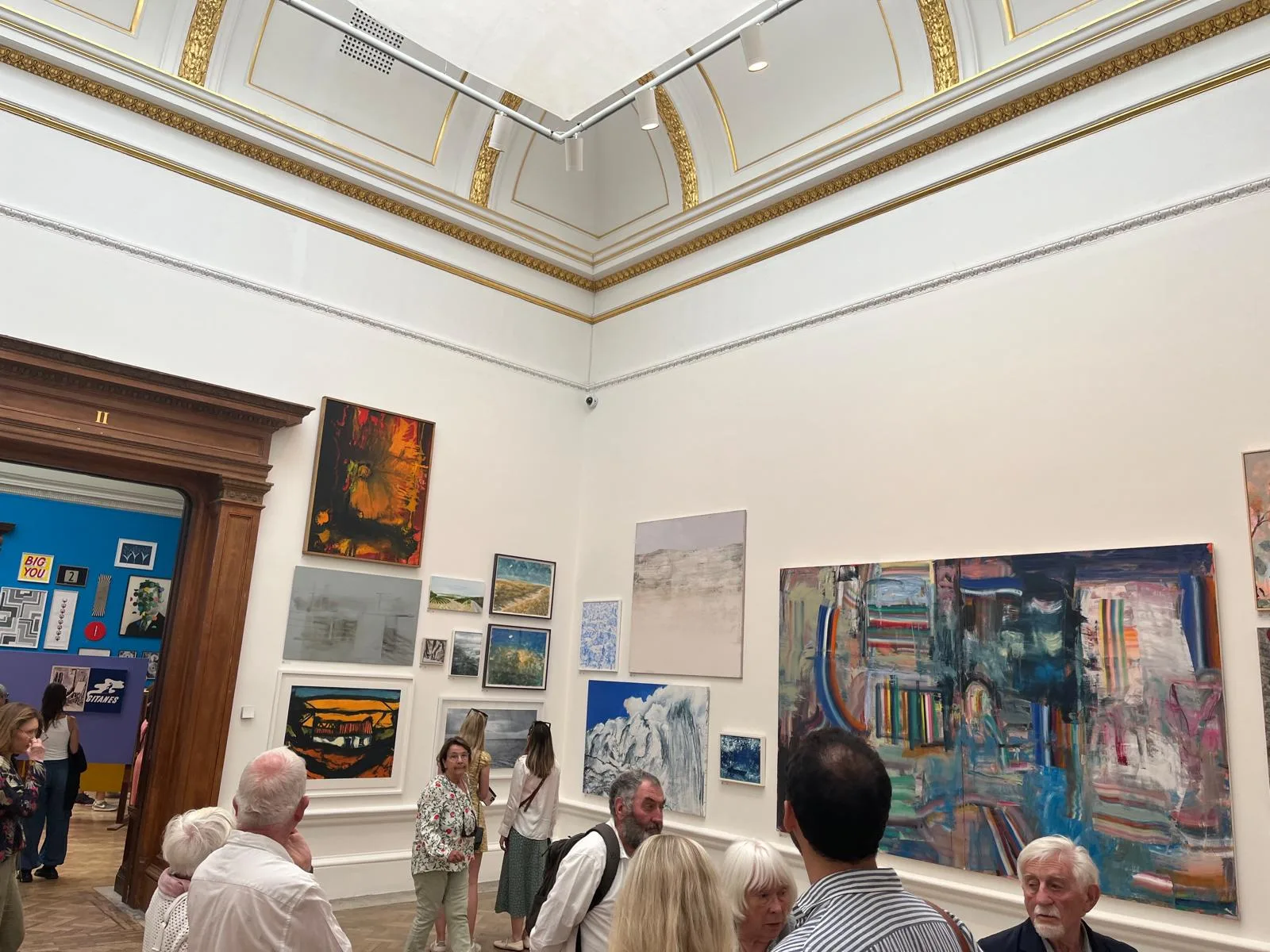 Gallery II de la Royal Academy of Arts în timpul Summer Exhibition 2024, cu tavanul auriu și expunerea tip salon care ilustrează amploarea celei mai vechi expoziții cu înscriere liberă din lume