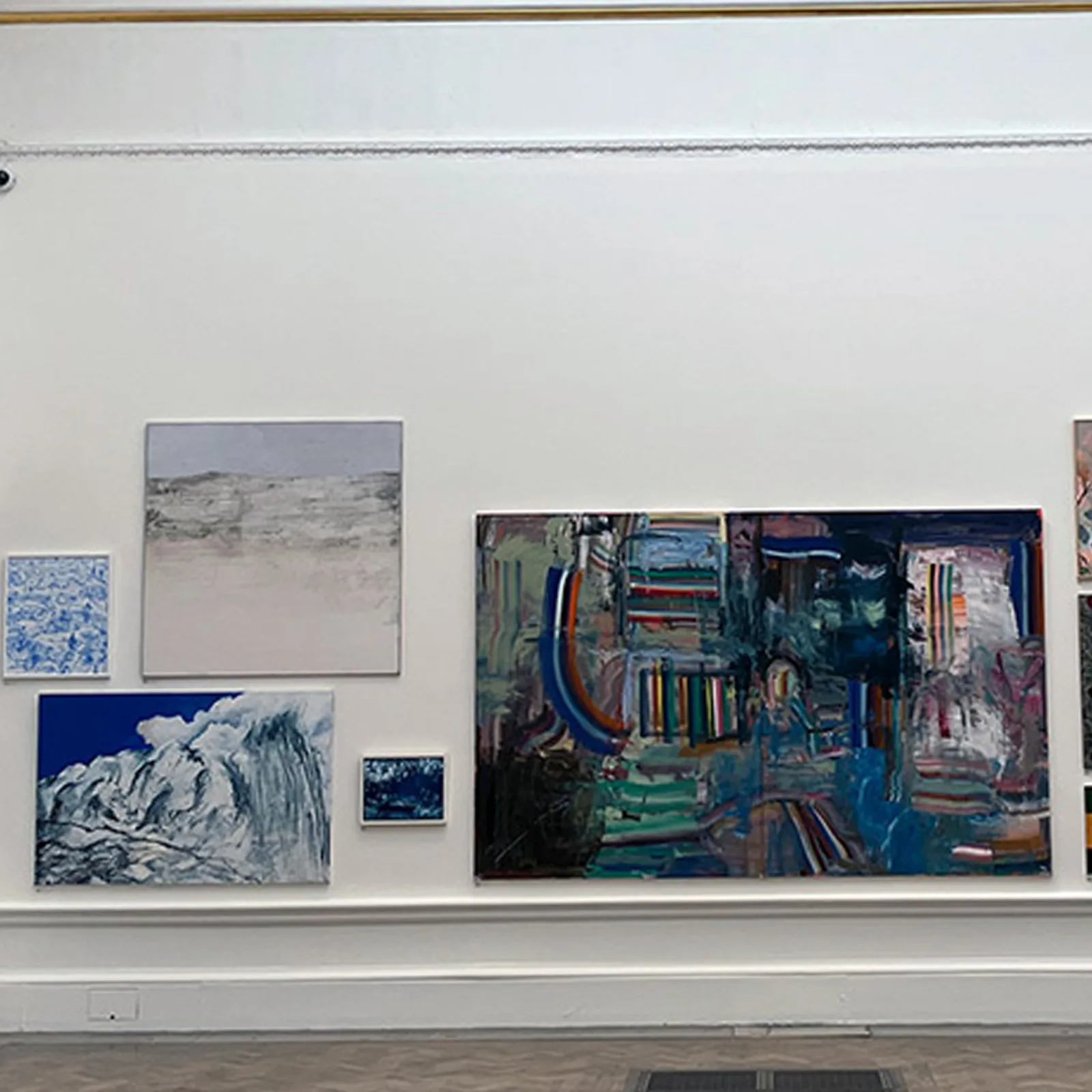 Lucrările de peisaj ale lui Adrian Dică expuse alături de alți artiști selectați la Royal Academy Summer Exhibition 2024, arătând cum arată o lucrare înscrisă în contextul curatorial final