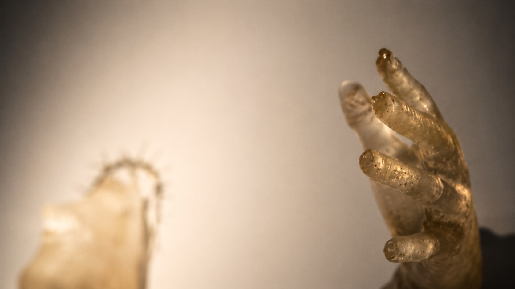 Detaliu — mână turnată în rășină translucidă cu tonuri chihlimbariu-aurii, din instalația Metha-Lan — Adrian Dică, AnnArt Gallery, 2014